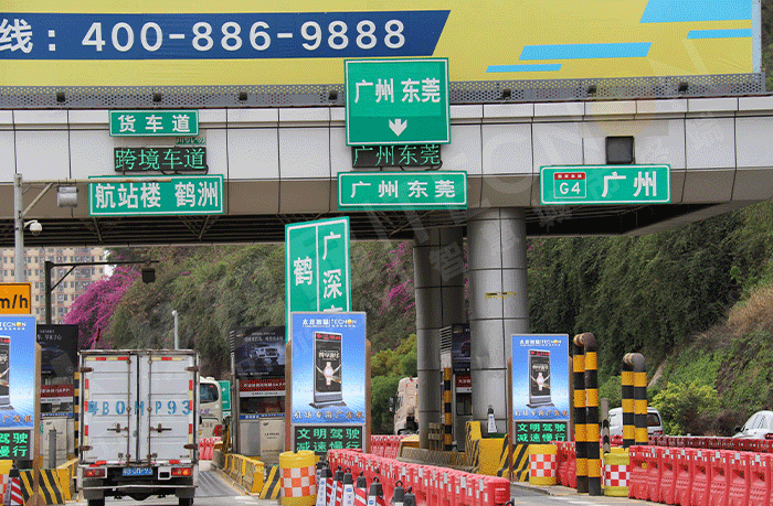 深圳黃鶴收費(fèi)站戶(hù)外LED廣告機(jī).png